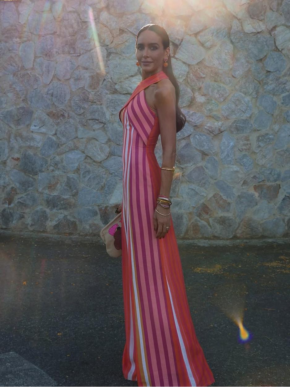 Vestido con tirantes cruzados y rayas